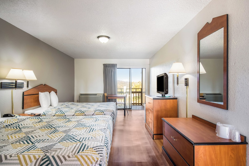 Standard Room, 2 Queen Beds, Non Smoking - Photo 3