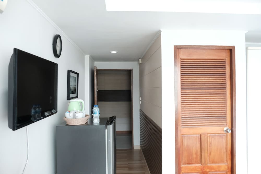 Deluxe Double Room (Side Sea View) thumbnail 5
