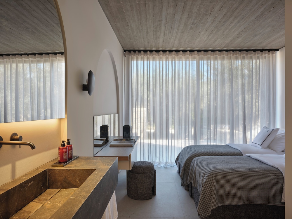 Majestic 2-Bedroom Villa with Private Heated Pool