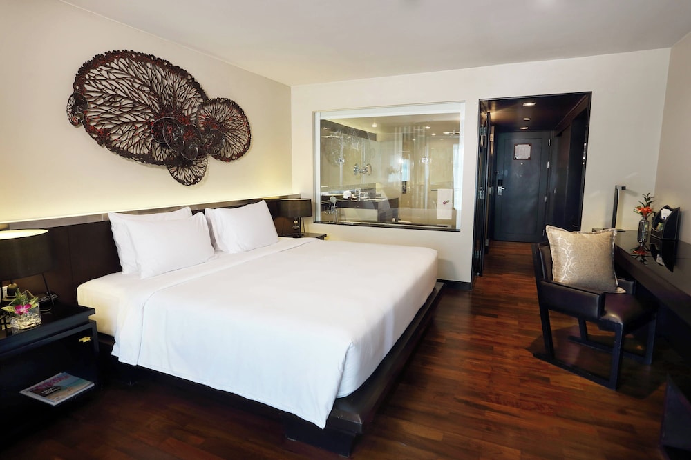 Room, 1 King Bed, Pool View - Photo 6