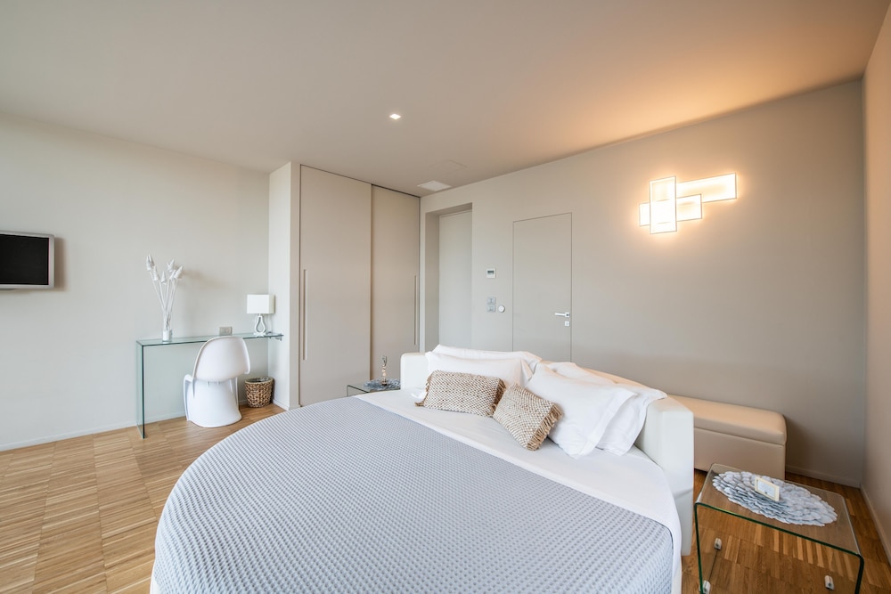 Elite Double Room, 1 King Bed, Sea Facing - Photo 5
