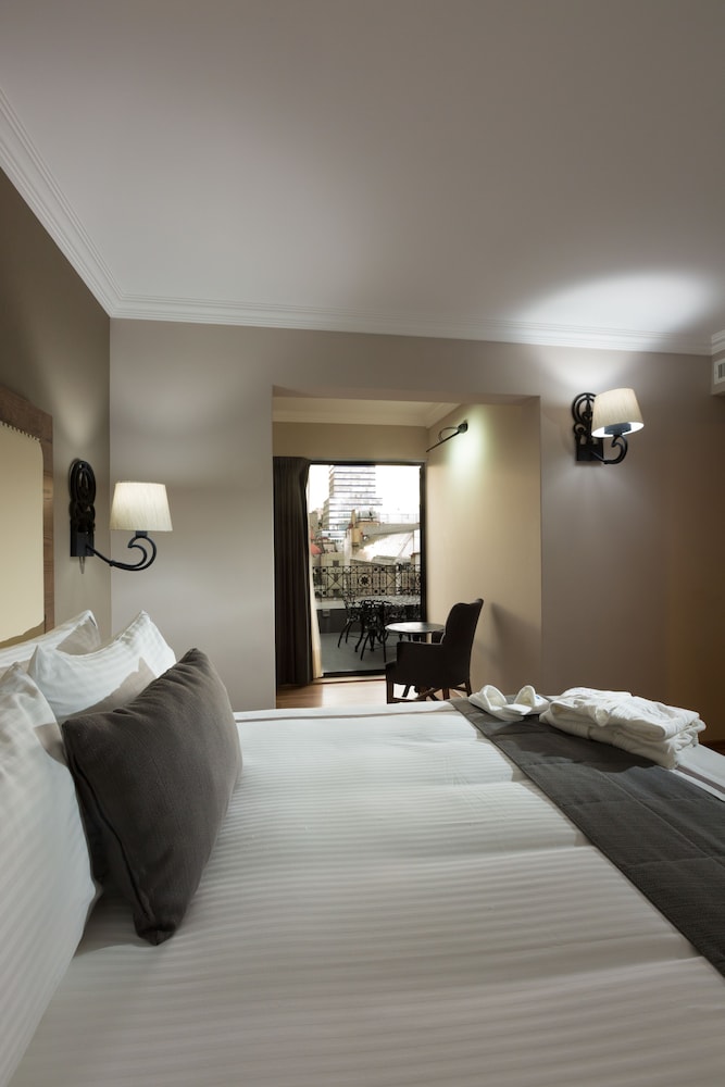 Premier Room, 1 King Bed, City View thumbnail 5