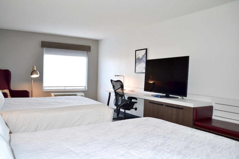 Room, 2 Queen Beds, Non Smoking (Drinks & Snacks) - Photo 2
