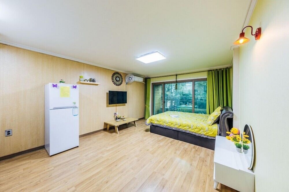 Room (201) photo 1