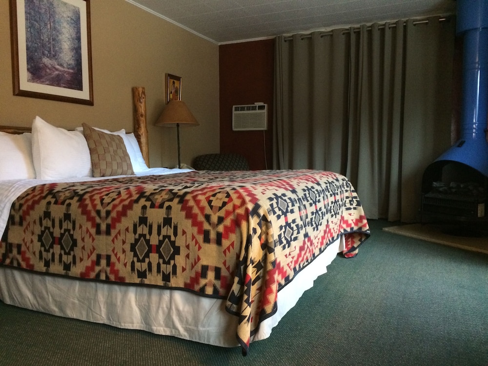Deluxe Room, 1 King Bed, Fireplace (Upstairs Room) photo 3