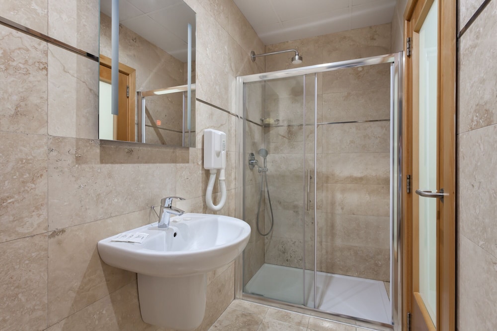 Standard Double or Twin Room - Photo 9