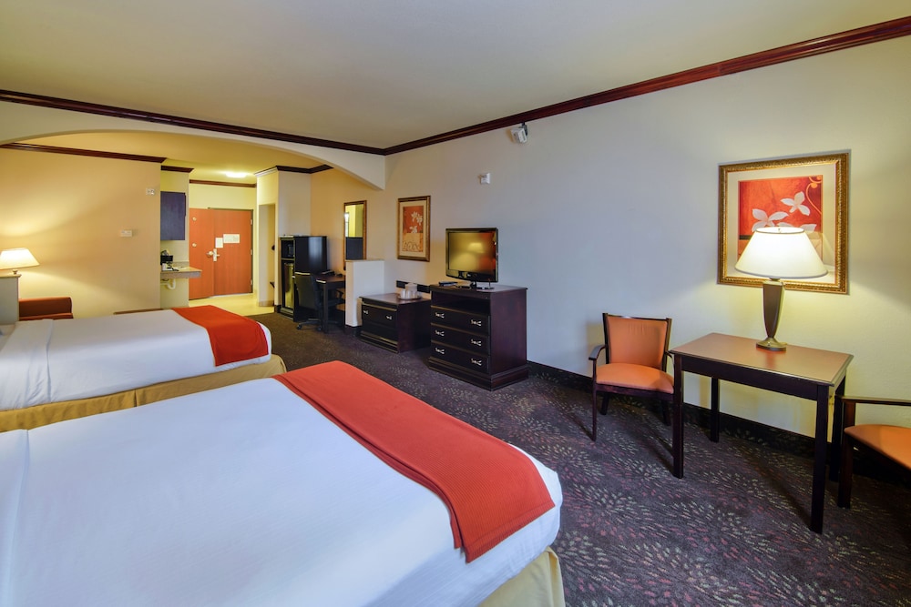 Suite, 2 Queen Beds (Extra Living Area) photo 2