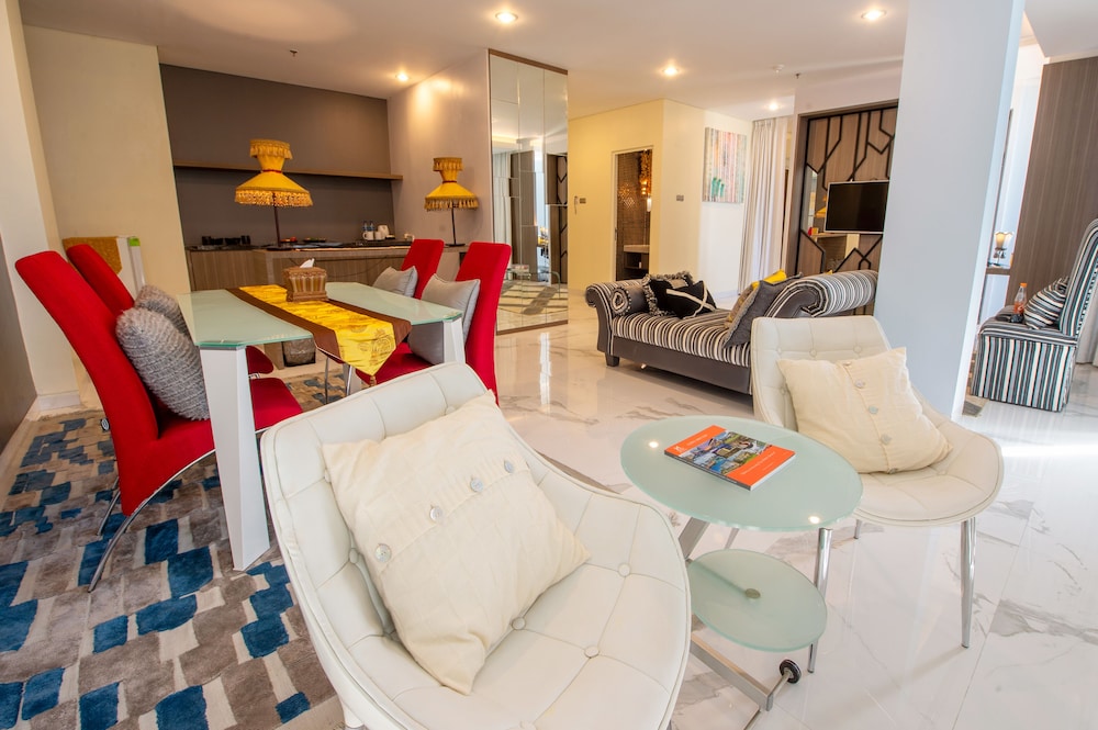 Suite Room - Photo 6