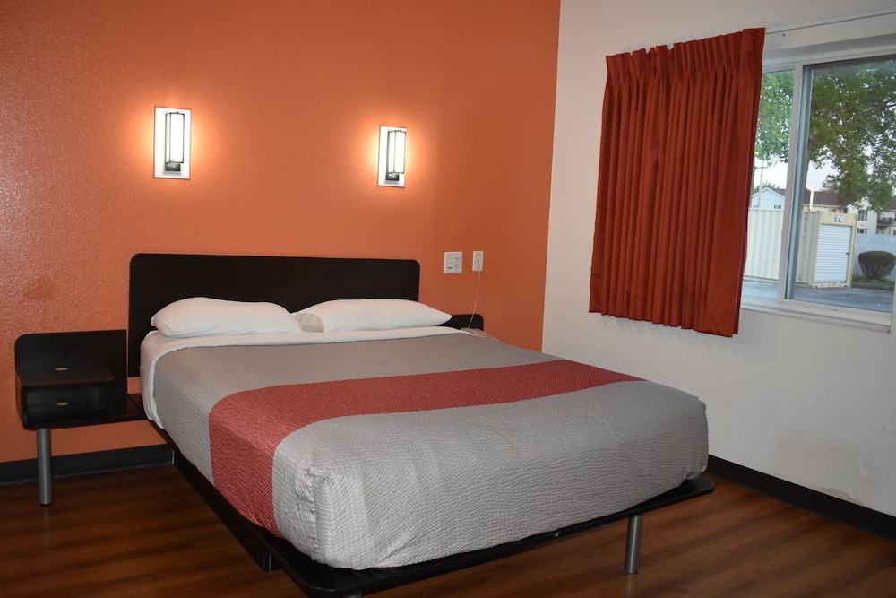 Deluxe Room, 1 Queen Bed, Smoking, Refrigerator & Microwave photo 2