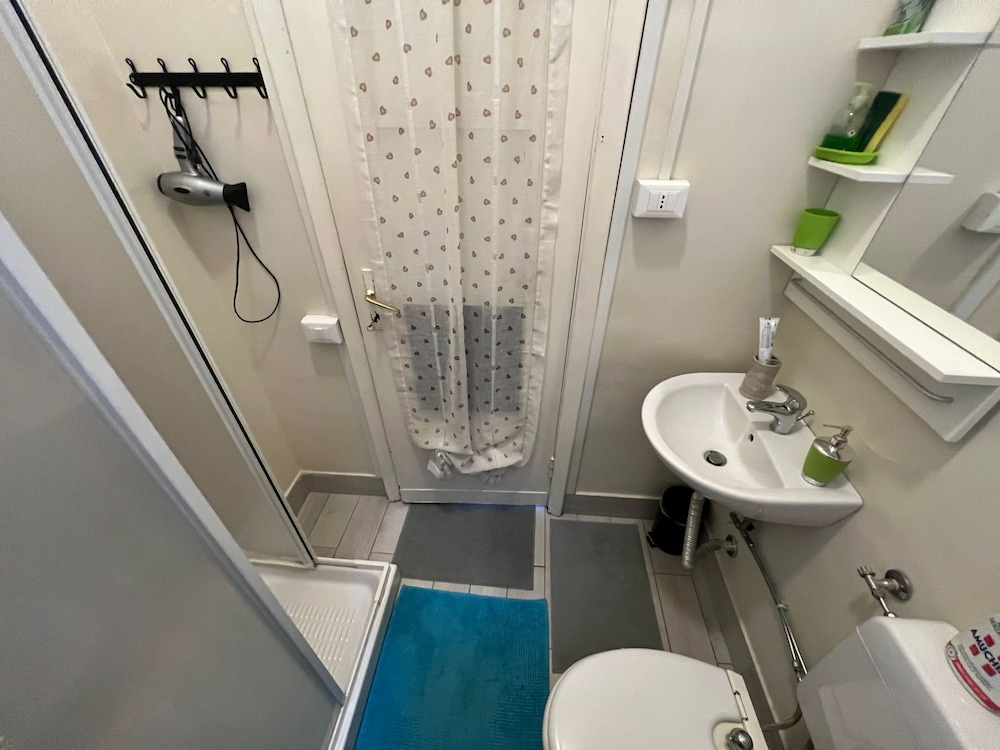 Standard Quadruple Room, 1 Bedroom, Shared Bathroom, City View photo 2