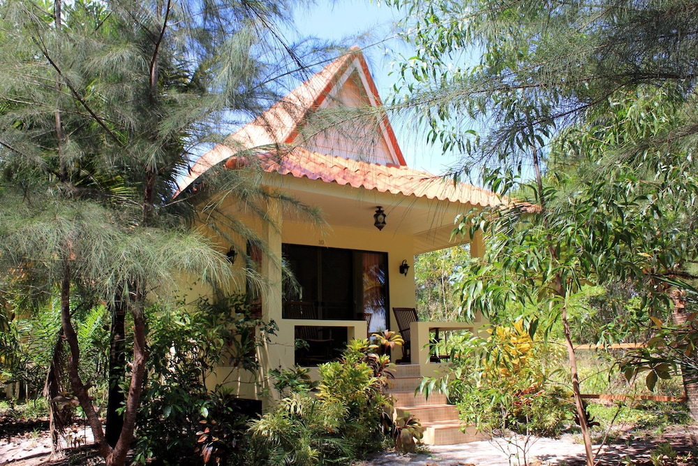 Deluxe Bungalow with Air-Con photo 2