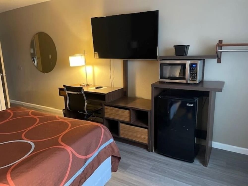 Room, 1 Queen Bed, Accessible, Non Smoking (Mobility) - Photo 2