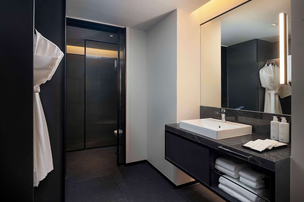 Standard Room, 1 Bedroom, Non Smoking, Air conditioning thumbnail 5