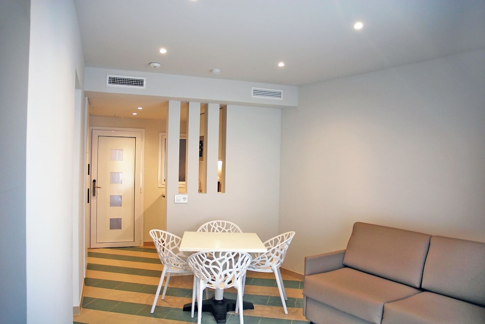 Basic Apartment - Photo 1