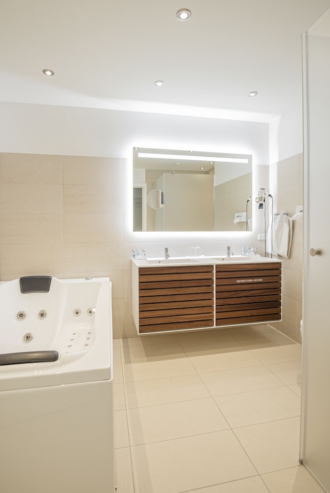 Suite, Jetted Tub, Lake View - Photo 8