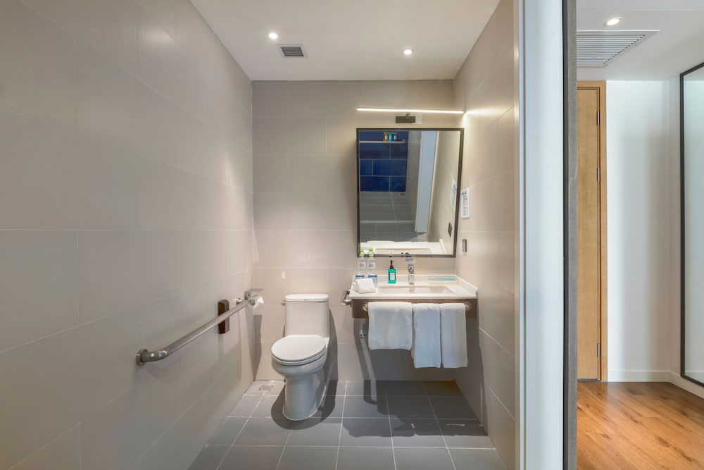 Suite, 1 Bedroom - Photo 6