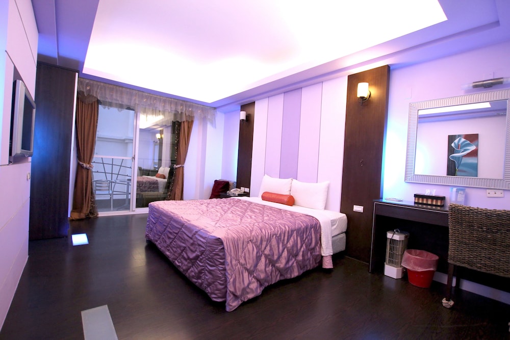 Deluxe Double Room, 1 Queen Bed, Balcony, Partial Sea View photo 1