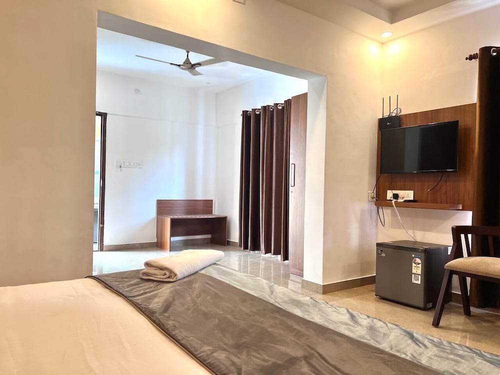 Deluxe Double Room, 1 King Bed, Non Smoking photo 3
