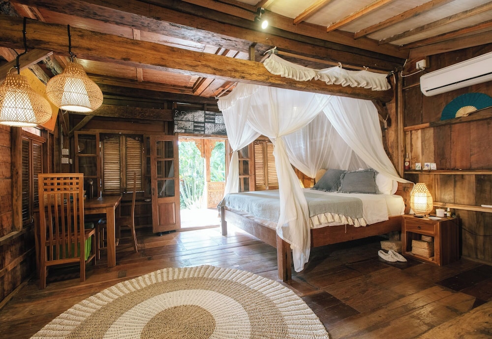 Classic Cabin, 1 King Bed, Garden View, Garden Area photo 1