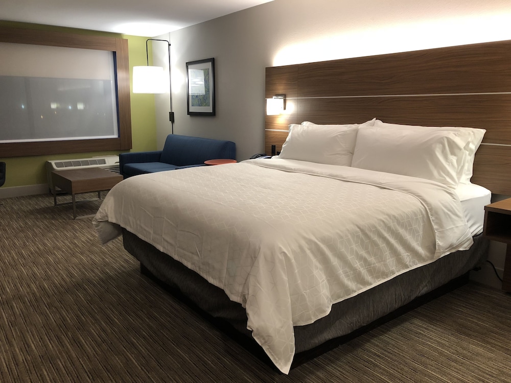 Suite, 1 King Bed, Accessible (Communications, Mobility) photo 2