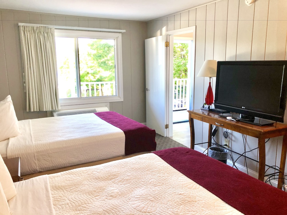 Deluxe King/Queen Room (Outside Entry with Patio) photo 3