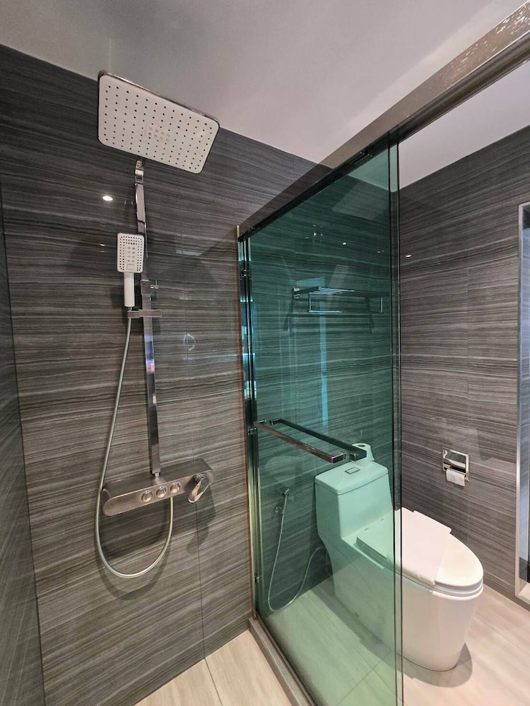 Deluxe Triple Room with Balcony - Photo 4