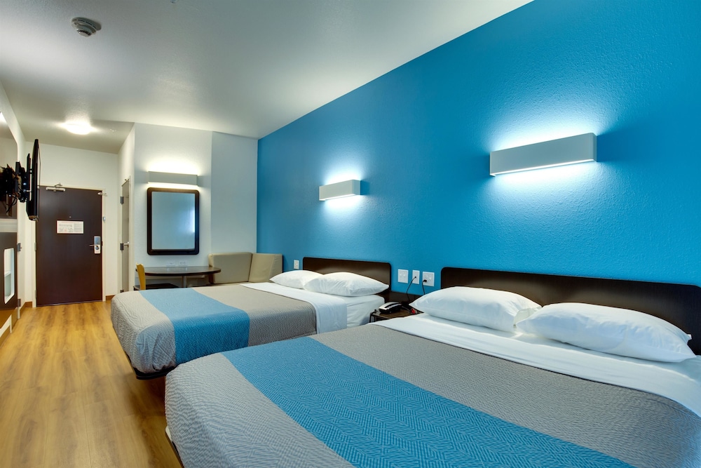 Standard Room, 2 Queen Beds, Non Smoking, Refrigerator photo 3