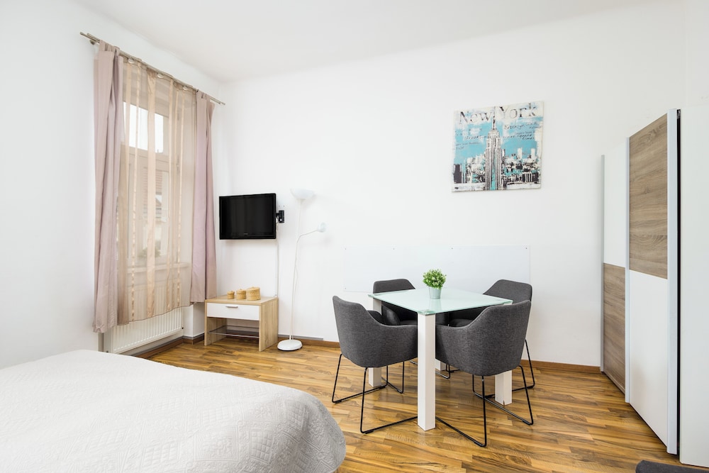 Economy Studio, Kitchen