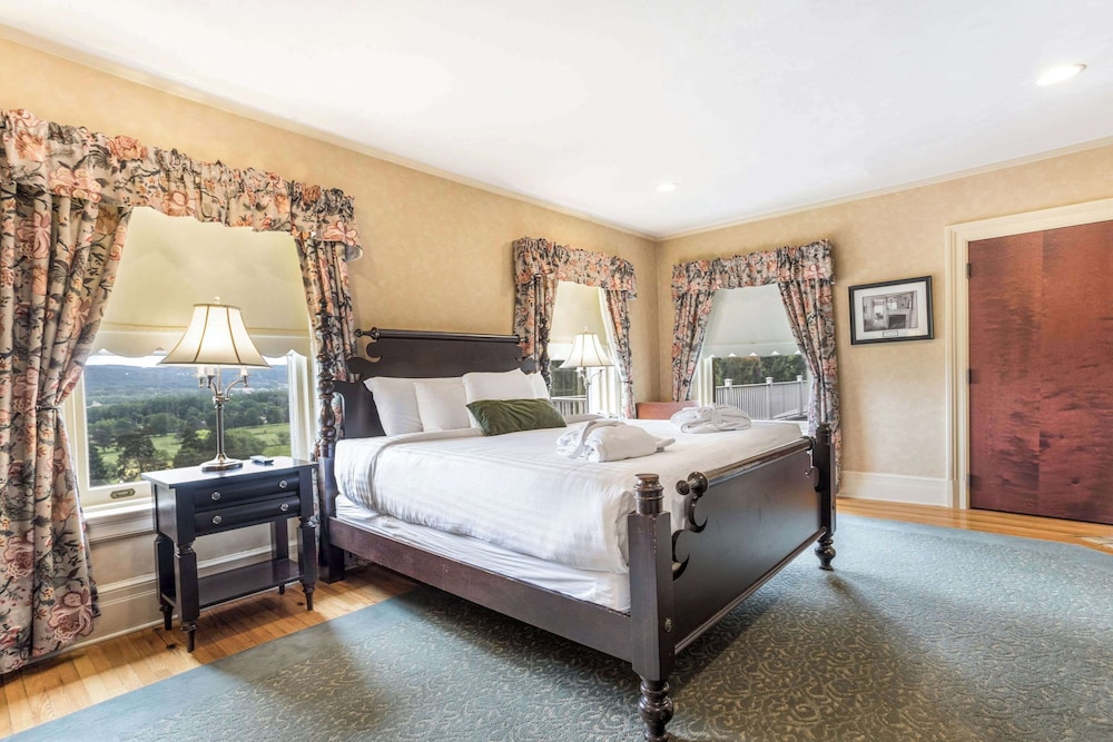 Suite, 1 King Bed, Non Smoking - Photo 1