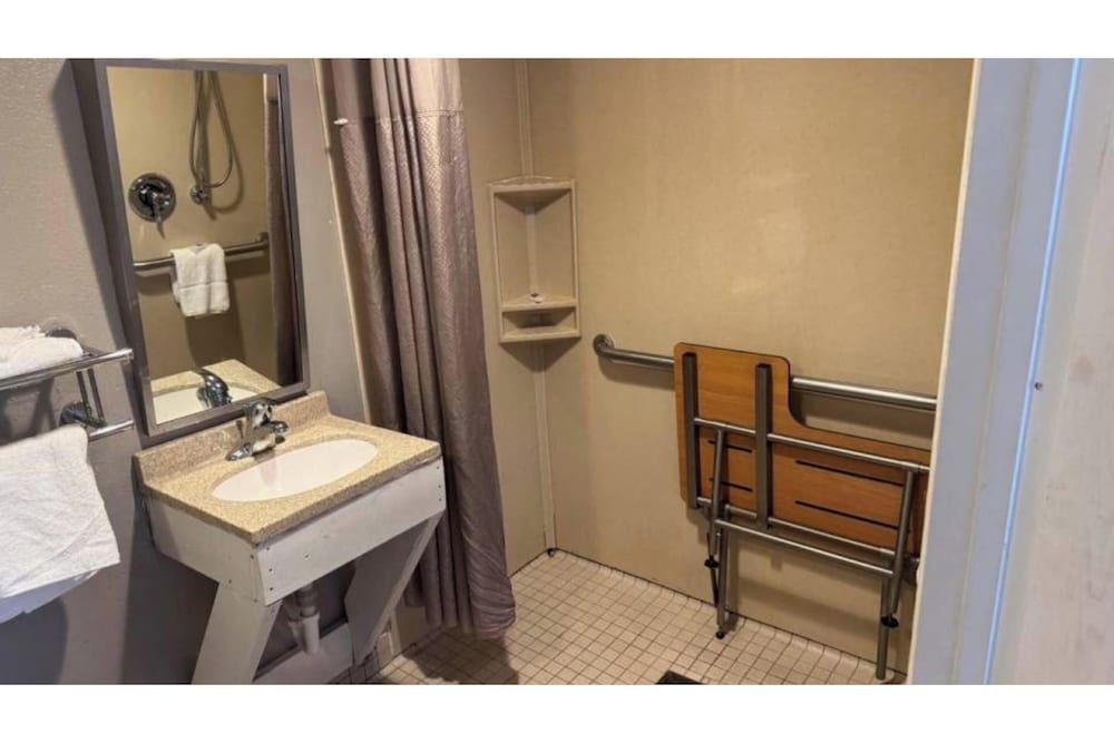 Standard Room, 1 King Bed, Non Smoking photo 3