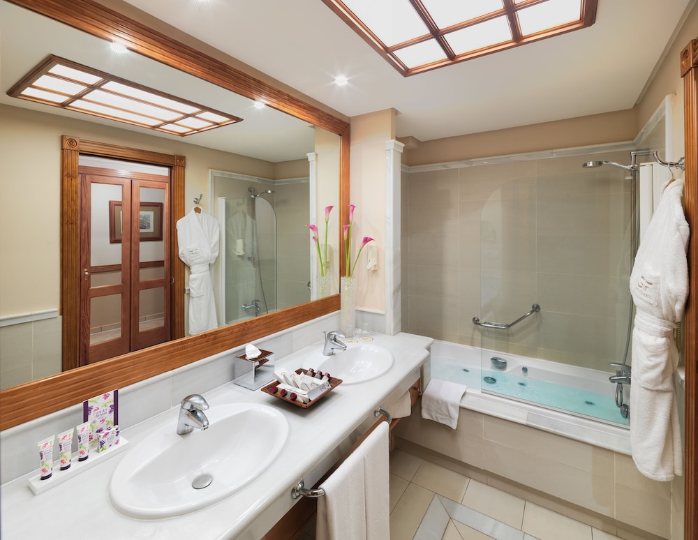 Superior Room (Facing Side Street or Courtyard) photo 2