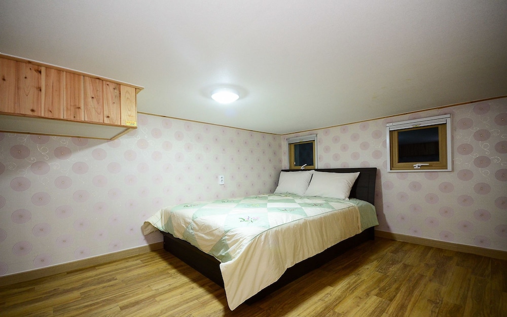 Elite Duplex (2 Guest Rates, Extra person Charge on spot - 1-13yr 10,000KRW, 14yr above 20,000KRW pp photo 1
