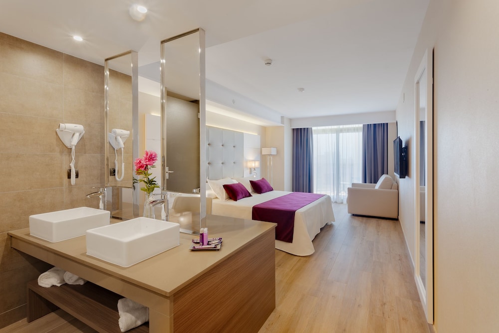 Superior Double Room (2 adults + 1 child) - Photo 3