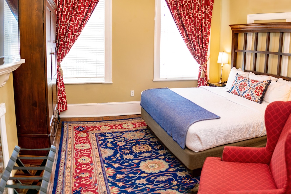 Classic Room, 1 King Bed photo 2