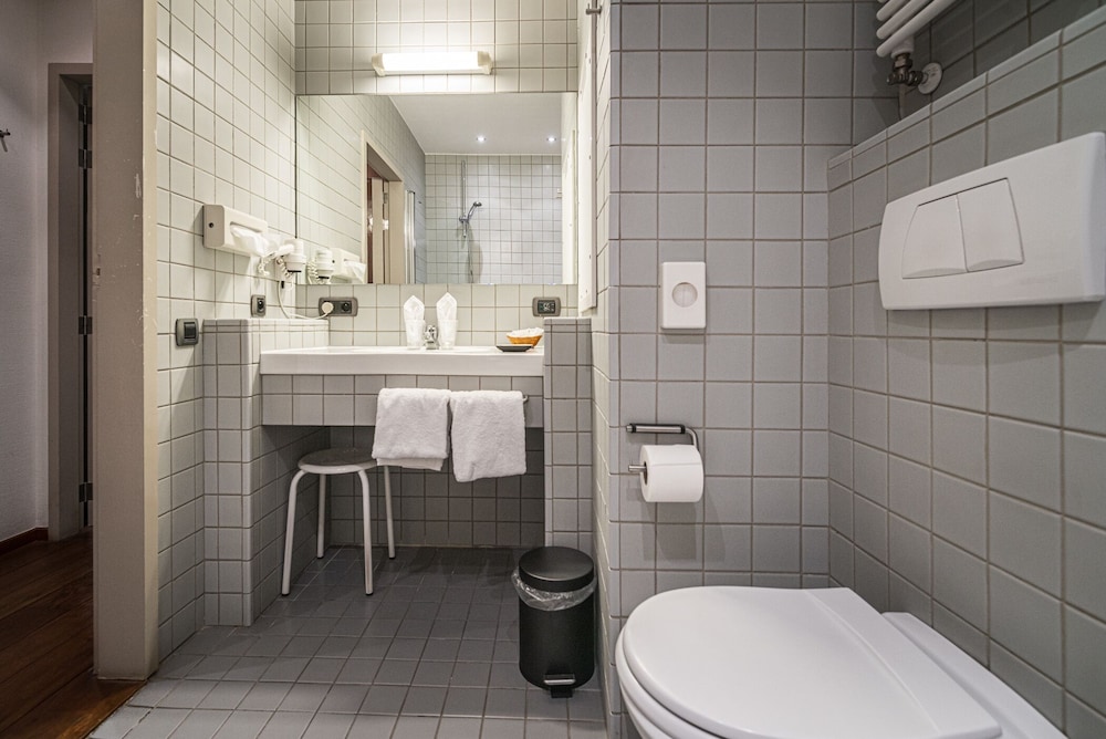 Standard Double or Twin Room - Photo 9