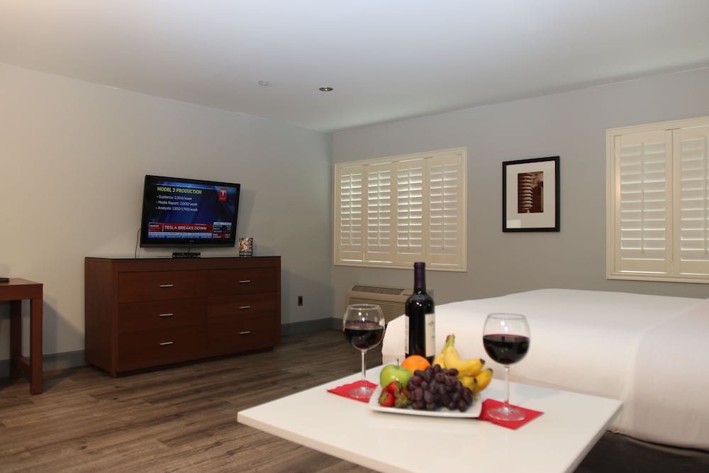 Basic Suite, 1 King Bed, Non Smoking - Photo 2