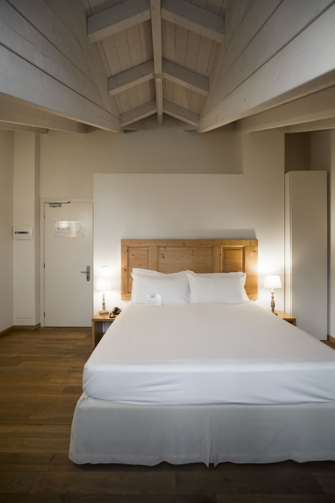 Deluxe Double or Twin Room - Photo 5