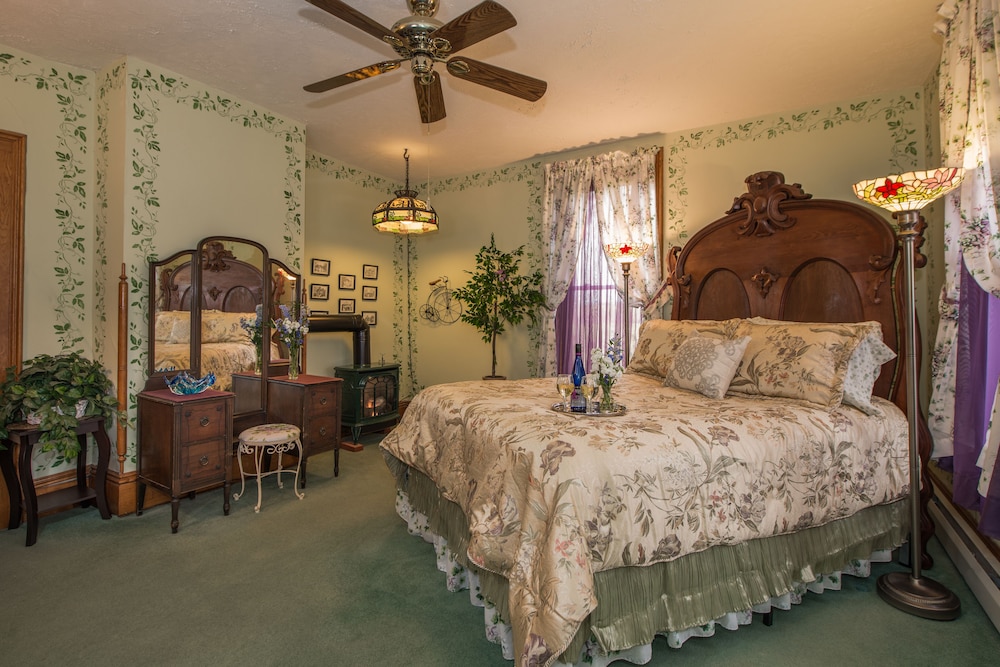 Romantic Double Room, 1 Queen Bed, Jetted Tub, Garden View photo 1