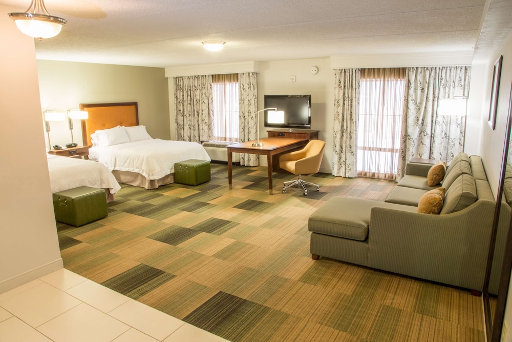 Suite (2 Queen and 1 Sofa Bed) photo 2
