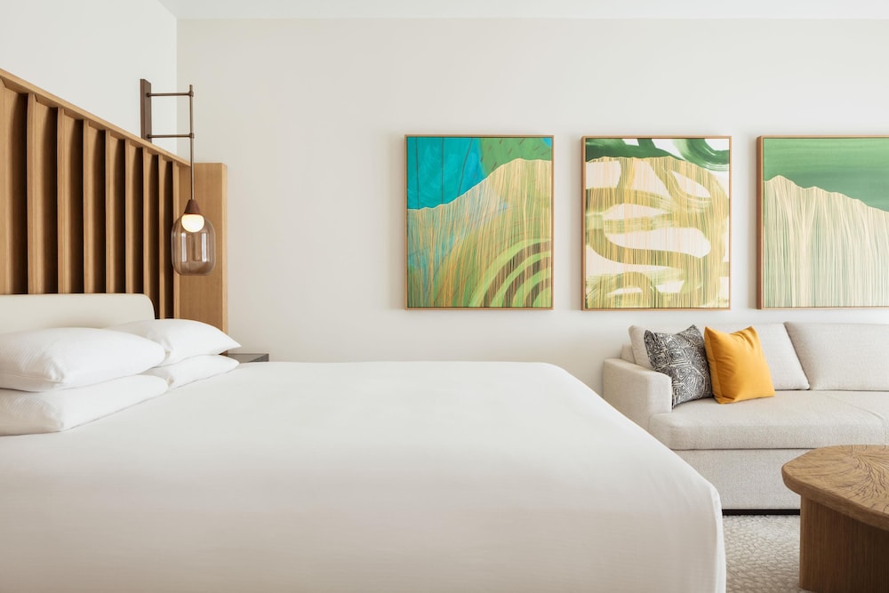 Room, 1 King Bed, Accessible, Resort View (Palace, Bathtub)