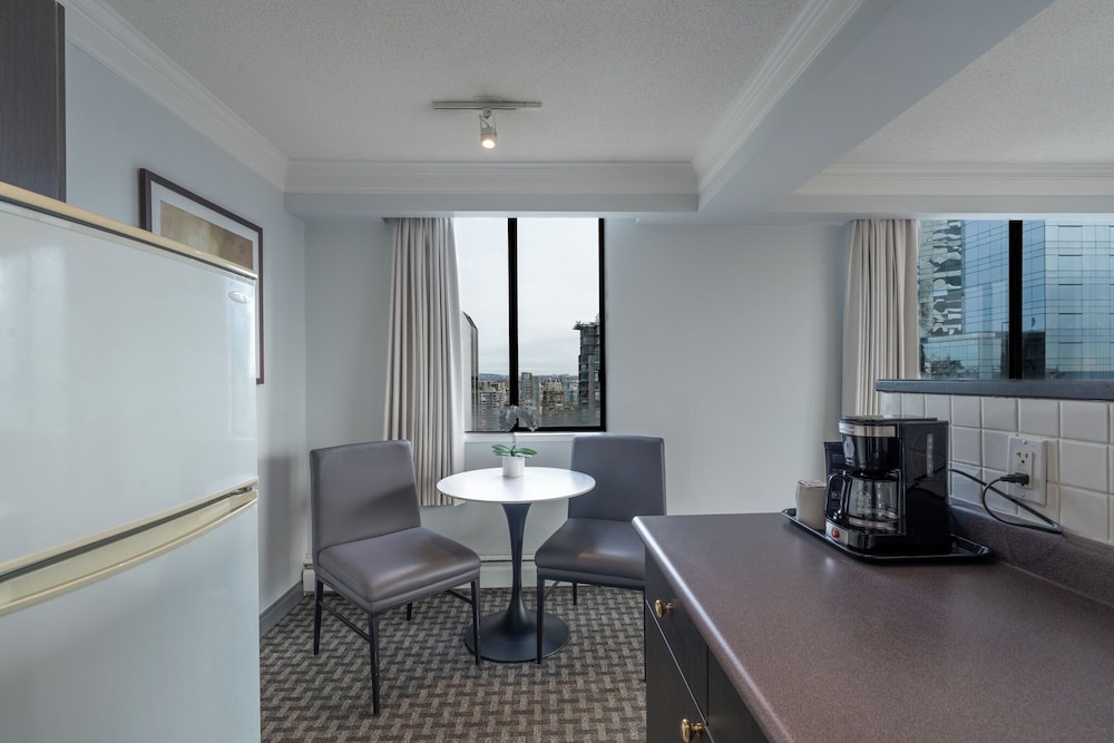 Premium Suite, 1 King Bed, Kitchen, Corner - Photo 4