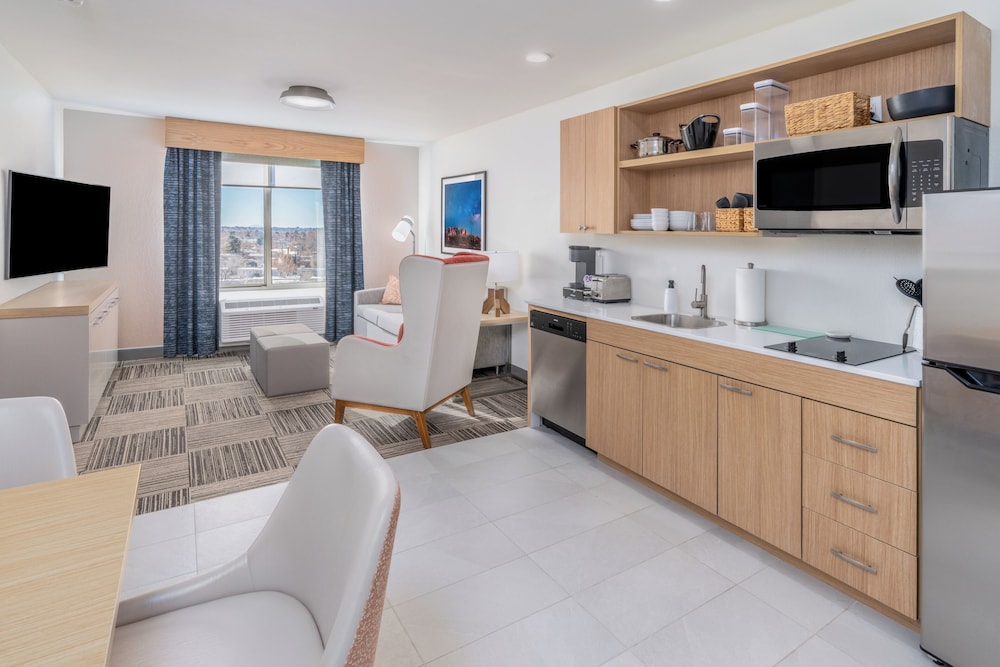 Deluxe Suite, 1 King Bed, Accessible - Photo 4