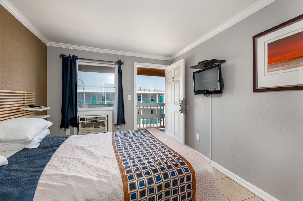 Deluxe Room, 1 Queen Bed photo 1