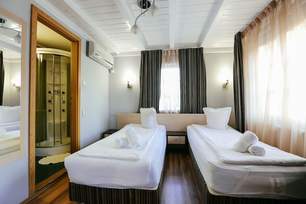 Double or Twin Room - Photo 6