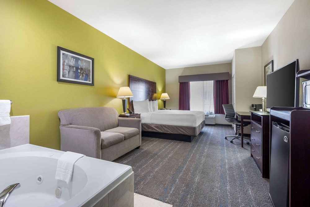 Standard Room, 1 King Bed, Accessible, Jetted Tub - Photo 1