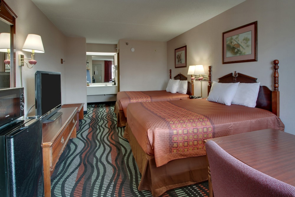 Deluxe Double Queen Bed Non-Smoking (Elevator Accessible) - Photo 4