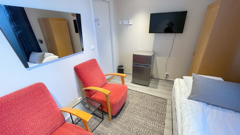 Economy Room, 1 Twin Bed, Non Smoking, Shared Bathroom photo 1