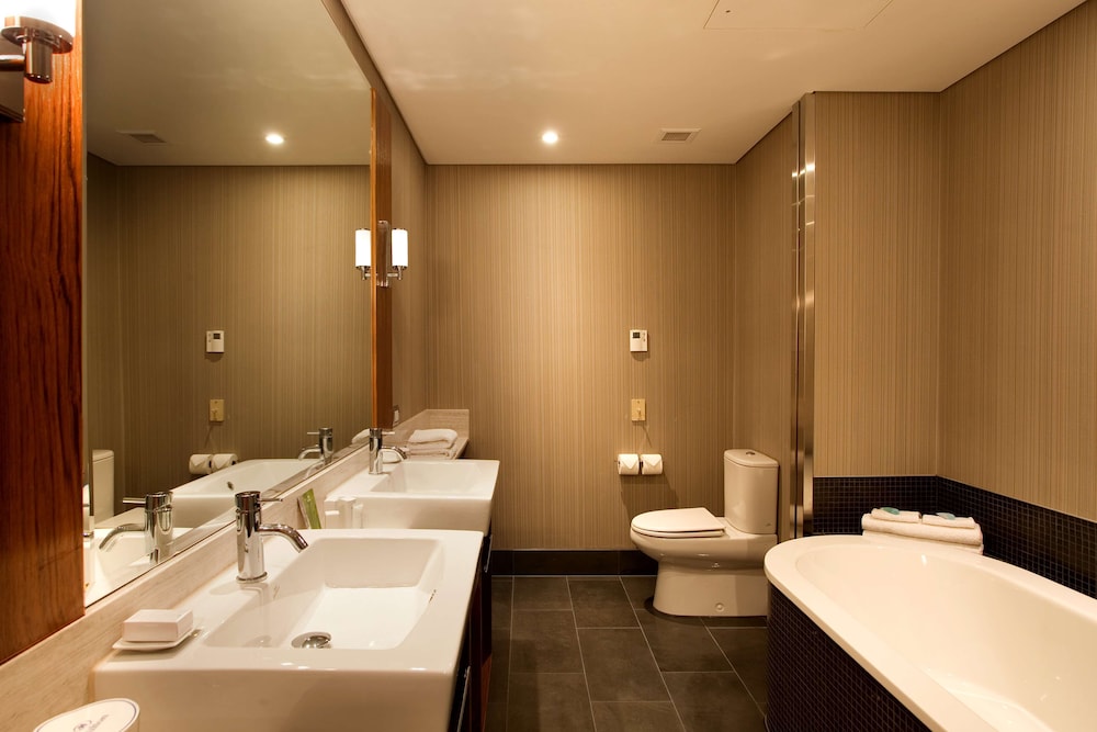 Suite, 1 King Bed (Lake Wakatipu Suite) - Photo 8
