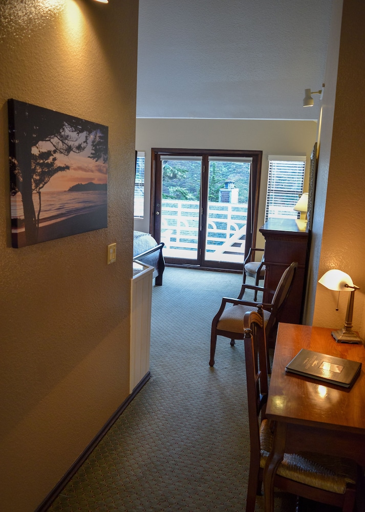 Romantic and Peaceful King with Partial Ocean View - Photo 4