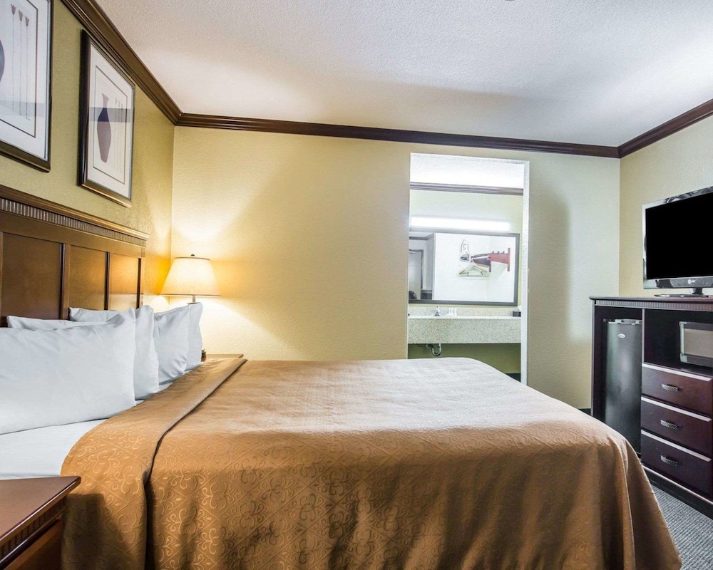 Standard Room, 1 King Bed, Non Smoking - Photo 5